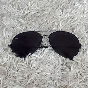 Black oversized sunglasses